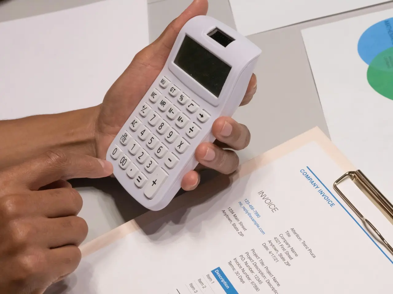 Person använder kalkylator vid finansiell beräkning