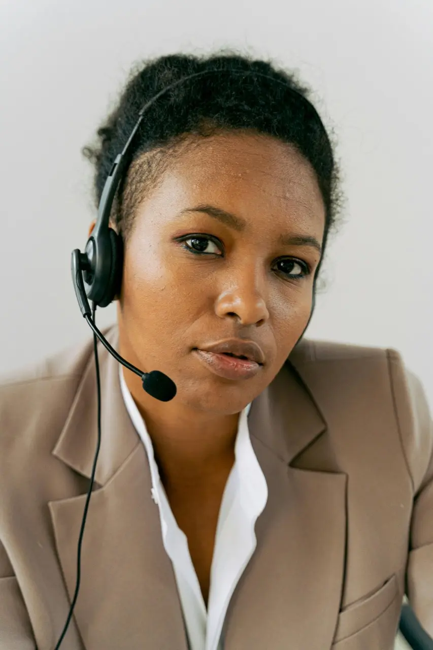 Kundservicemedarbetare med headset hjälper kund