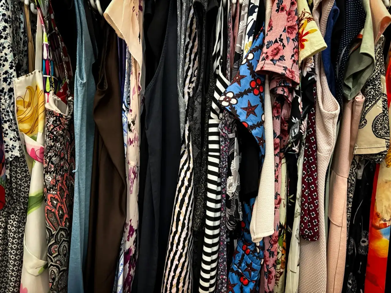 Andrahandskläder upphängda i butik