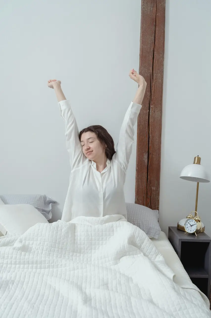 Säng i mjukt morgonljus