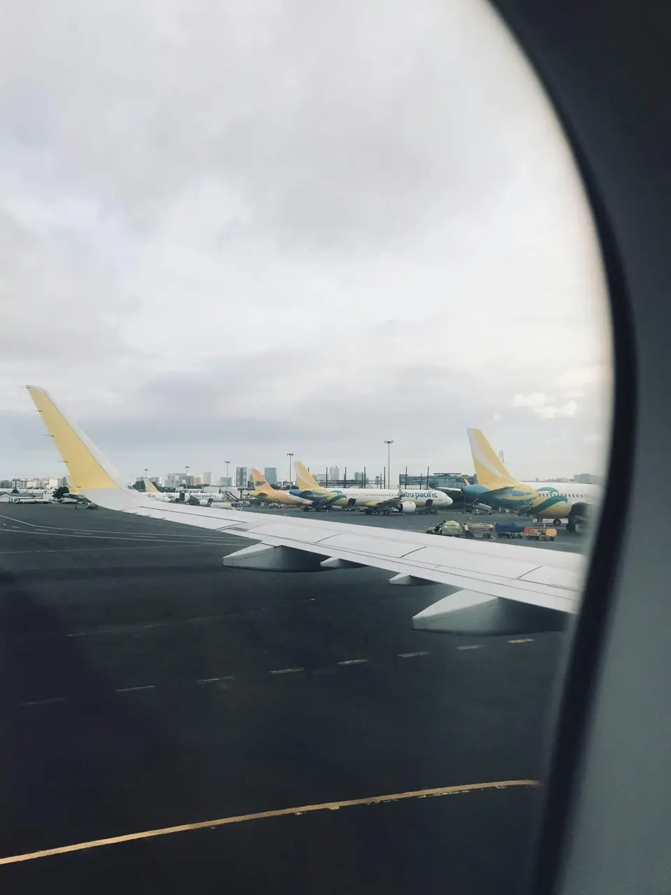 Person på flygplats med boardingkort